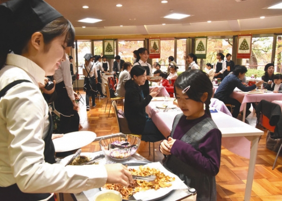 サラダバーに並ぶ子ども＝稲沢市稲葉の愛知文教女子短大で