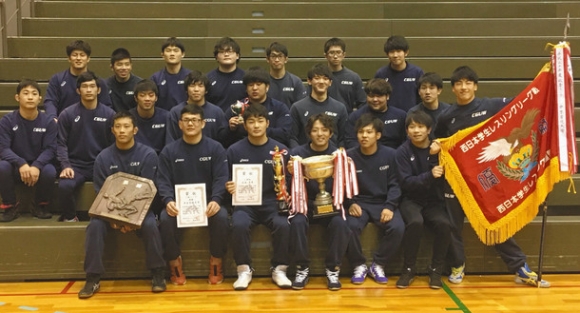 ３季連続のリーグ制覇を喜ぶ中京学院大レスリング部員＝大阪府堺市の金岡公園体育館で（馬渕監督提供）