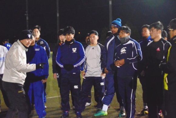 ３回戦突破に向けて選手にアドバイスを送る吉川監督（左）＝瑞穂市穂積の朝日大で