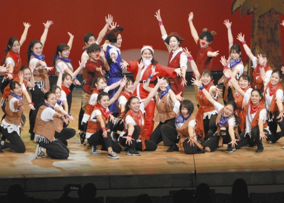 工夫を凝らした歌劇を披露する学生＝一宮市民会館で