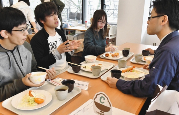 企業の担当者（右）に熱心に質問する学生＝豊田市八草町で