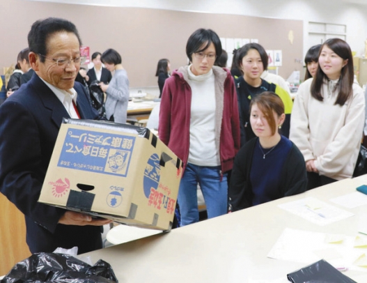 簡易トイレの作り方を説明する川田さん（左）＝岐阜市の岐阜女子大で