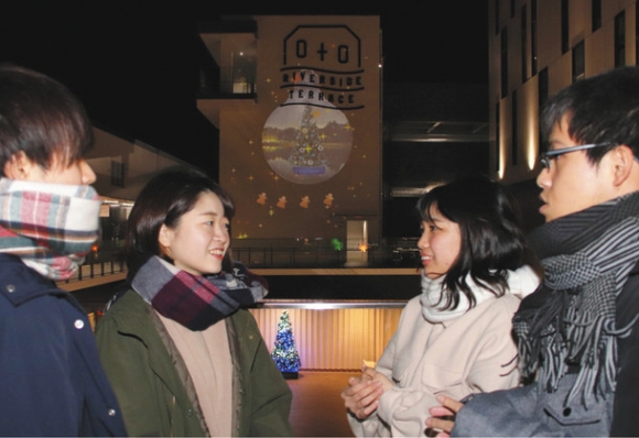 プロジェクションマッピングを映しながら、本番に向け話し会う名城大の学生ら＝岡崎市上明大寺町のオトリバーサイドテラスで