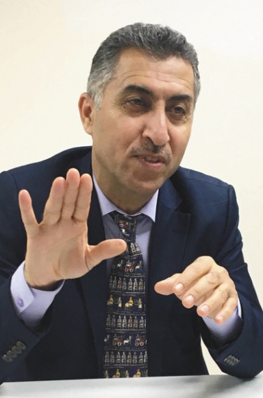 調査の現状を語るスレイマニヤ博物館のハーシム・ハマー・アブドゥッラー館長＝愛知県春日井市の中部大で