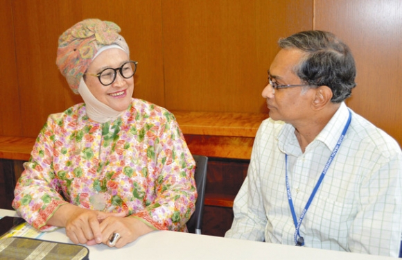 日本での生活について語るザリハさん（左）と夫のザイードさん＝愛知県豊明市の藤田医科大で