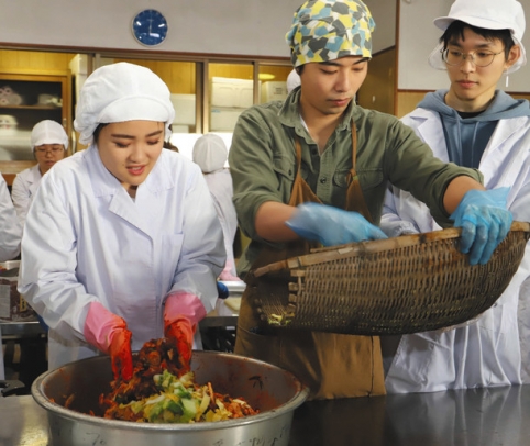 キムチ作りに挑戦する学生ら＝各務原市のＪＡぎふ鵜沼支店で