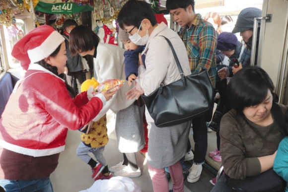 サンタ電車に乗車する家族連れら＝三岐鉄道北勢線の東員駅で