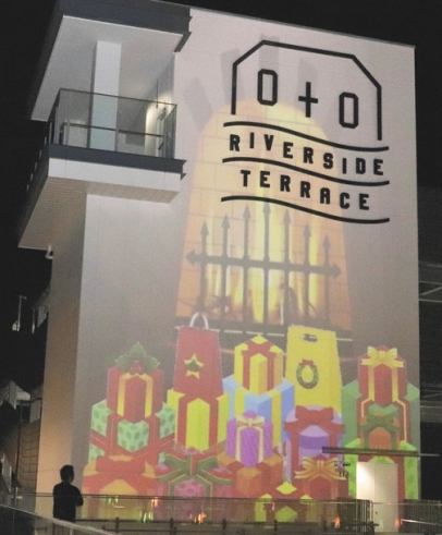 建物に投影されたプロジェクションマッピング＝岡崎市上明大寺町のオトリバーサイドテラスで