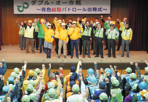 「エイエイオー」と気勢を上げ、パトロールに出掛ける参加者=天白区役所で