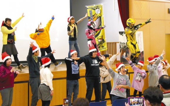 イエローリボンライダー（上段右）らと一緒に踊りを楽しむ参加者たち＝一宮市尾西生涯学習センターで