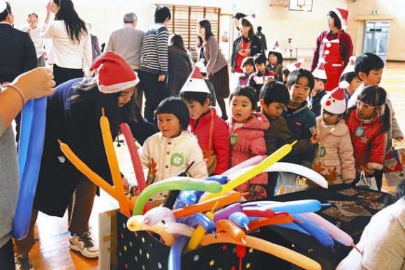 大人気だったバルーンアート＝尾張旭市の名古屋経営短期大で