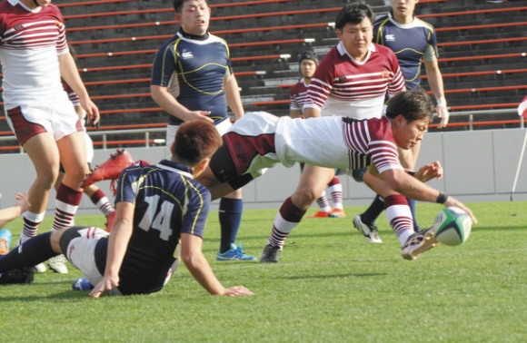 後半にトライを挙げる名城大の大野豪＝パロマ瑞穂ラグビー場で（末松茂永撮影）