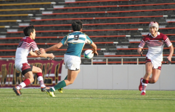 ＣＴＢ川上のトライを演出した渡辺主将（左）のパス＝パロマ瑞穂ラグビー場で