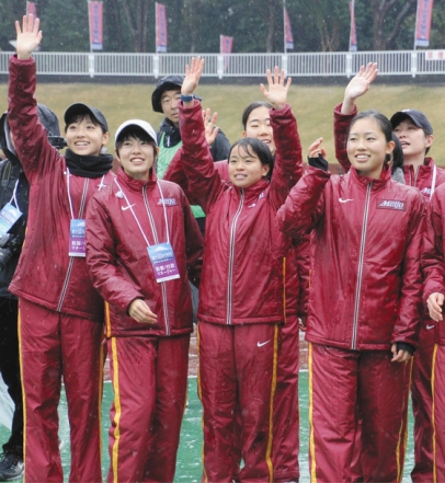 ２連覇を果たしスタンドに手を振る名城大の加世田（前列左から３人目）ら＝富士総合運動公園陸上競技場で（木村尚公撮影）