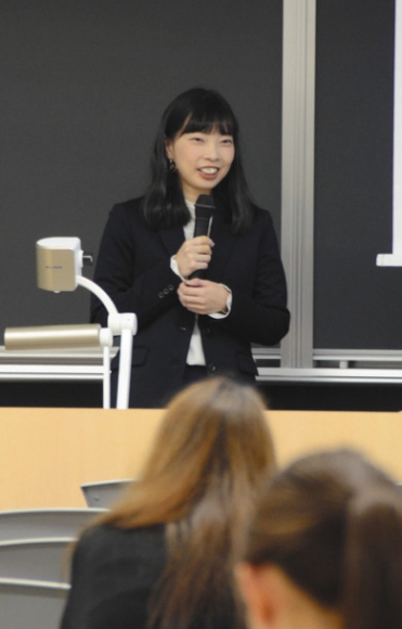 原爆で被爆した祖父の思いを語る愛葉さん＝熱田区の名古屋学院大名古屋キャンパスたいほうで