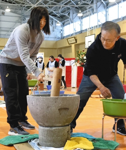 餅をつく川井梨紗子選手＝大府市の至学館大付属幼稚園体育館で