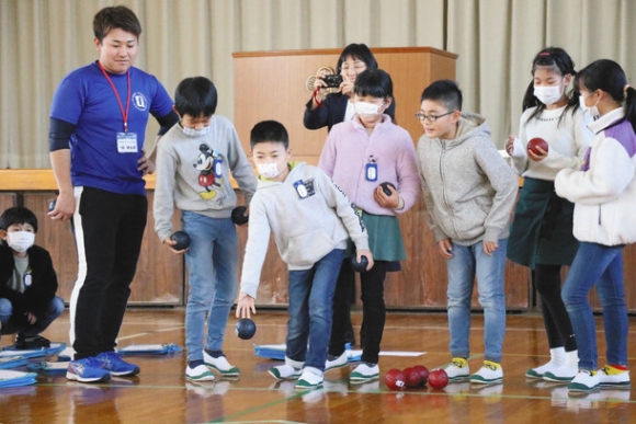 ボッチャに取り組む児童ら＝美浜町の河和小で