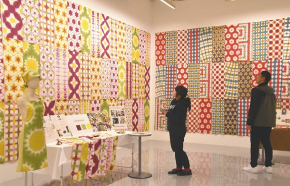 講義を受けた学生らによるテキスタイル作品が並ぶ会場＝北名古屋市徳重の名古屋芸術大