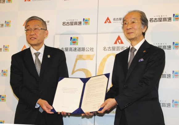 新開理事長（左）と名古屋芸術大の竹本学長＝北名古屋市で