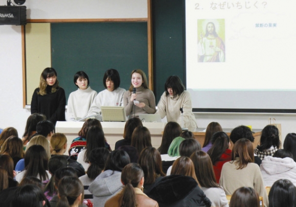 プレゼンをする学生たち＝守山区大森で