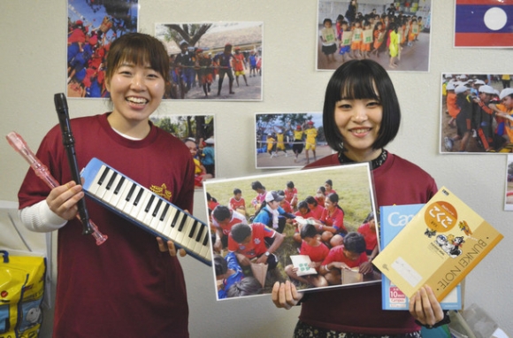 大学ノートや縦笛などの寄付を呼び掛けるＩＣＶｓの江口さん（右）と梅花織里さん＝日進市の愛知学院大日進キャンパスで