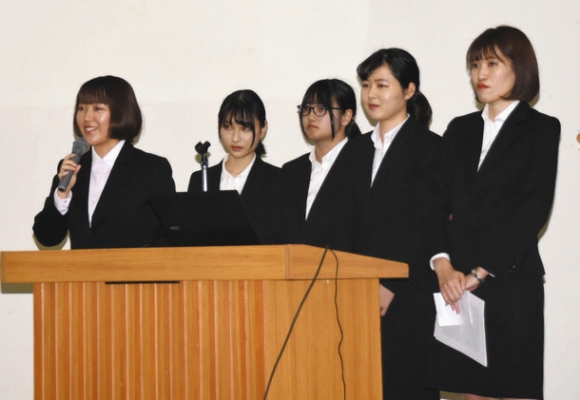 市の課題に対する政策提言を発表する学生ら＝岡崎市朝日町の福祉会館で