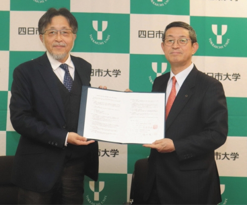 起業者支援に協力する岩崎学長（左）と植田会長＝四日市市萱生町の四日市大で