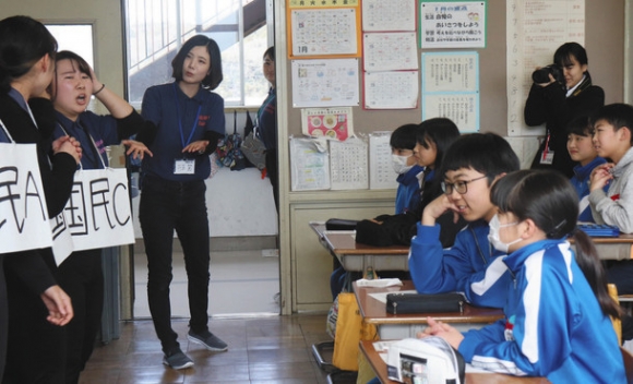 税の大切さについて学ぶ児童ら＝岐阜市の三輪南小で