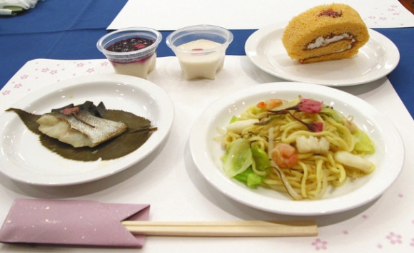 学生たちが考案したサクラの花や葉を使った商品＝稲沢市稲葉２の愛知文教女子短大で