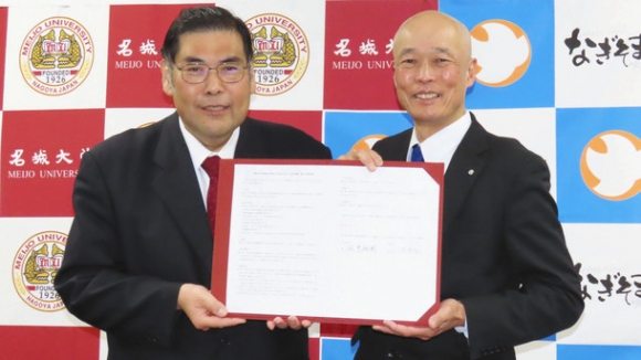包括連携の協定書を交わした小原学長（左）と向井町長＝名古屋市天白区の名城大で