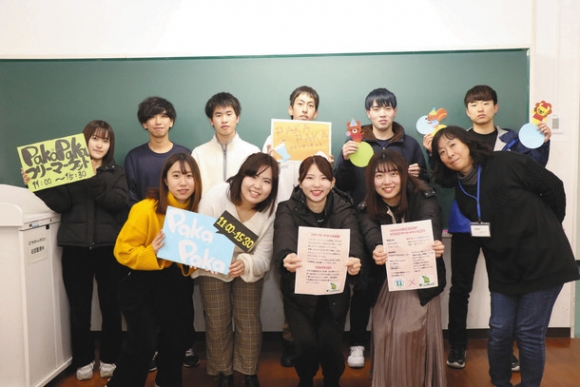 フリーマーケットをＰＲする学生ら＝美浜町の日本福祉大で