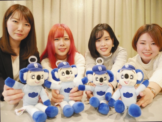 （左から）キッズ・エンターテインメントの石黒さん、金城学院大広告研究会の河竹さん、伊藤唯華さん、米山愛璃さん＝中日新聞社で