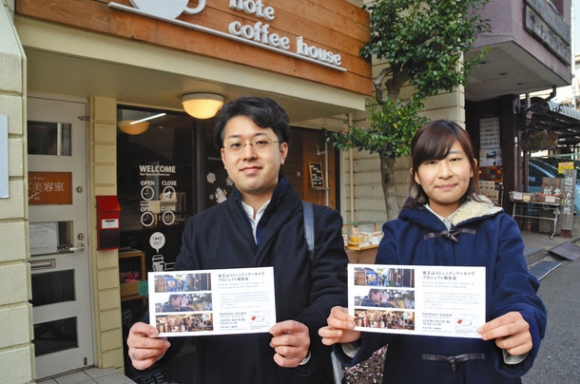 覚王山を舞台にコミュニティアーカイブに取り組む青山助教（左）と田添さん＝千種区山門町２で