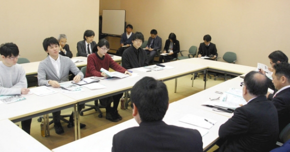 学生と意見交換する議員ら(手前)=半田市の日本福祉大学半田キャンパスで