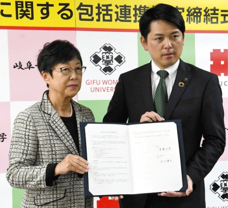 協定書を手にする松川学長（左）と柴橋市長＝岐阜市役所で