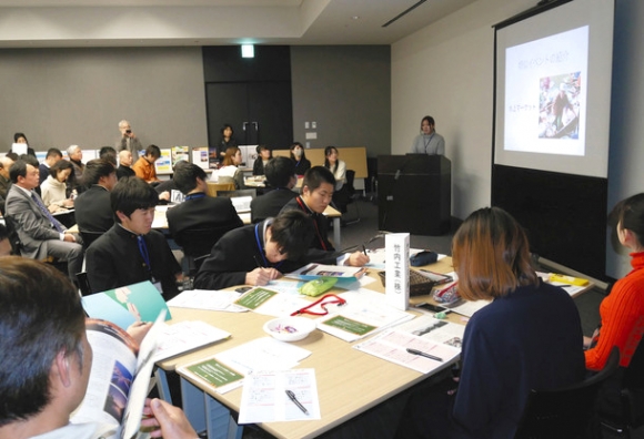 中川運河沿岸地域の活性化策を発表する学生＝中村区平池町４で