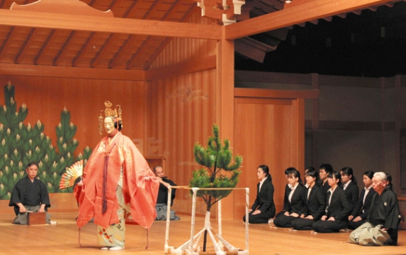 本番に向けて通し練習をする学生ら＝名古屋市中区の名古屋能楽堂で