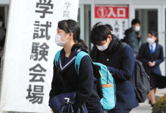 入学試験を終え会場を後にするマスク姿の受験生＝５日午後、愛知県日進市の愛知学院大で