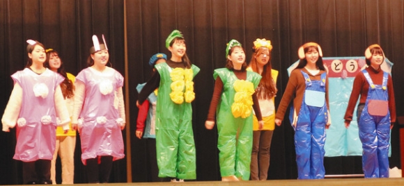 舞台で劇を行う学生ら＝瑞穂区役所で