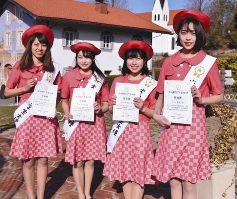 犬山観光学生大使に任命された（右から）下山さん、石田さん、甲斐さん、新城さん＝犬山市今井のリトルワールドで
