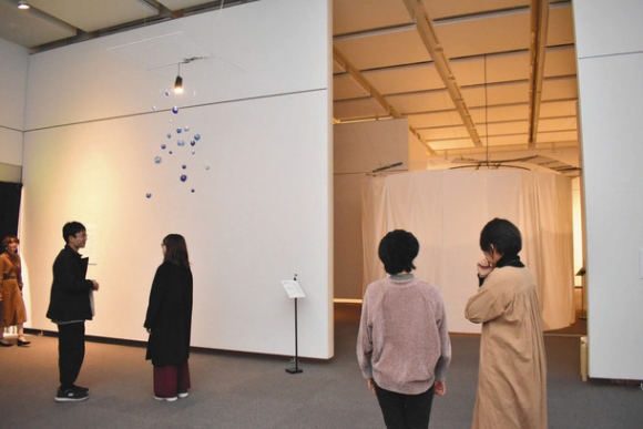 短歌に込められた思いをかたちにした作品が並ぶ会場=春日井市役所隣の文化フォーラム春日井で