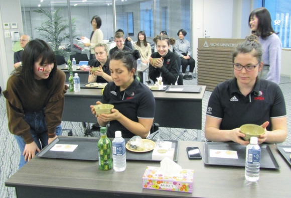 選手たちに抹茶を振る舞う学生ら＝名古屋市中村区の愛知大名古屋キャンパスで