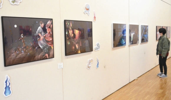 イラストなどが並ぶ卒業記念展＝岐阜市宇佐の県美術館で