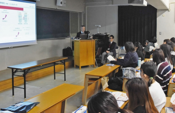 電気が家庭に届くまでの仕組みなどを解説した講義＝岐阜市太郎丸の岐阜女子大で