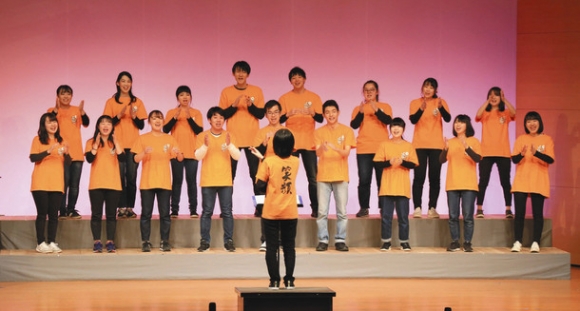 歌声を響かせる岐阜聖徳学園大の「ボイスハーモニー」の部員＝岐阜市文化センターで