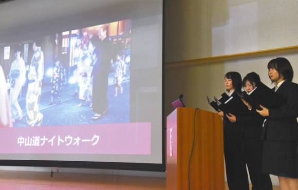 地域での活動の成果を報告する大学生たち＝中津川市苗木交流センターで