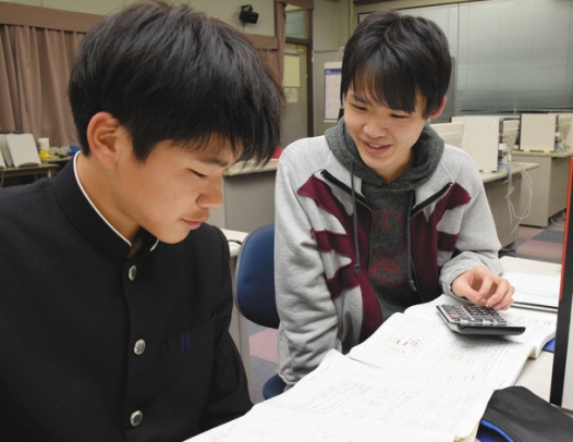 生徒たちに会計を教える山本さん(右)=大垣市開発町の大垣商業高で