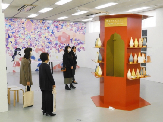 学生たちのみずみずしい感覚の卒業・修了制作が並ぶ展示＝北名古屋市の名古屋芸術大西キャンパスで