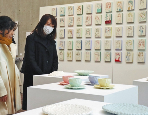 個性あふれる作品が展示された会場＝長久手市の県立芸術大で
