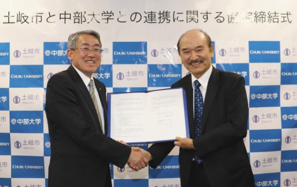 協定を結んだ加藤市長（左）と石原学長＝岐阜県土岐市役所で